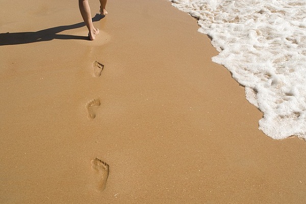 If you aren’t sure whether you have flat feet, look out for your wet footprints or walk on the beach. 
